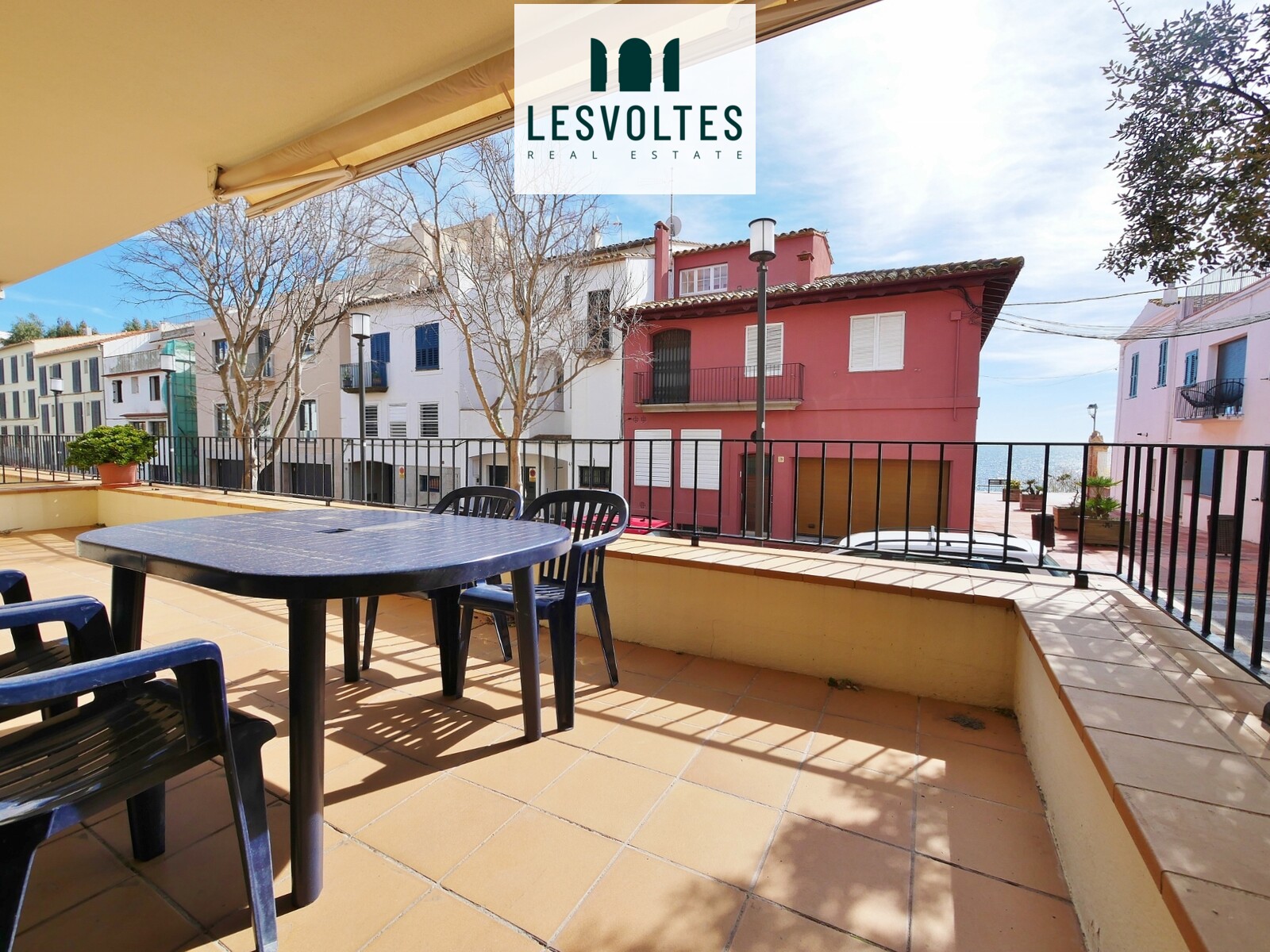 IMPECABLE APARTAMENTO CON TERRAZA Y VISTA PARCIAL AL MAR EN CALELLA DE PALAFRUGELL. EQUIPADO Y CON PÁRQUING INCLUIDO.