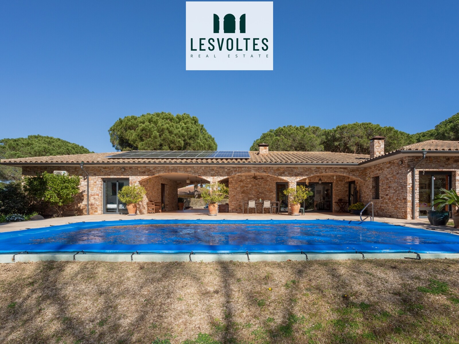 ESPECTACULAR CASA EN PLANTA BAIXA AMB GRAN JARDÍ I PISCINA AMB VISTES PANORÀMIQUES AL GOLF DE PALS