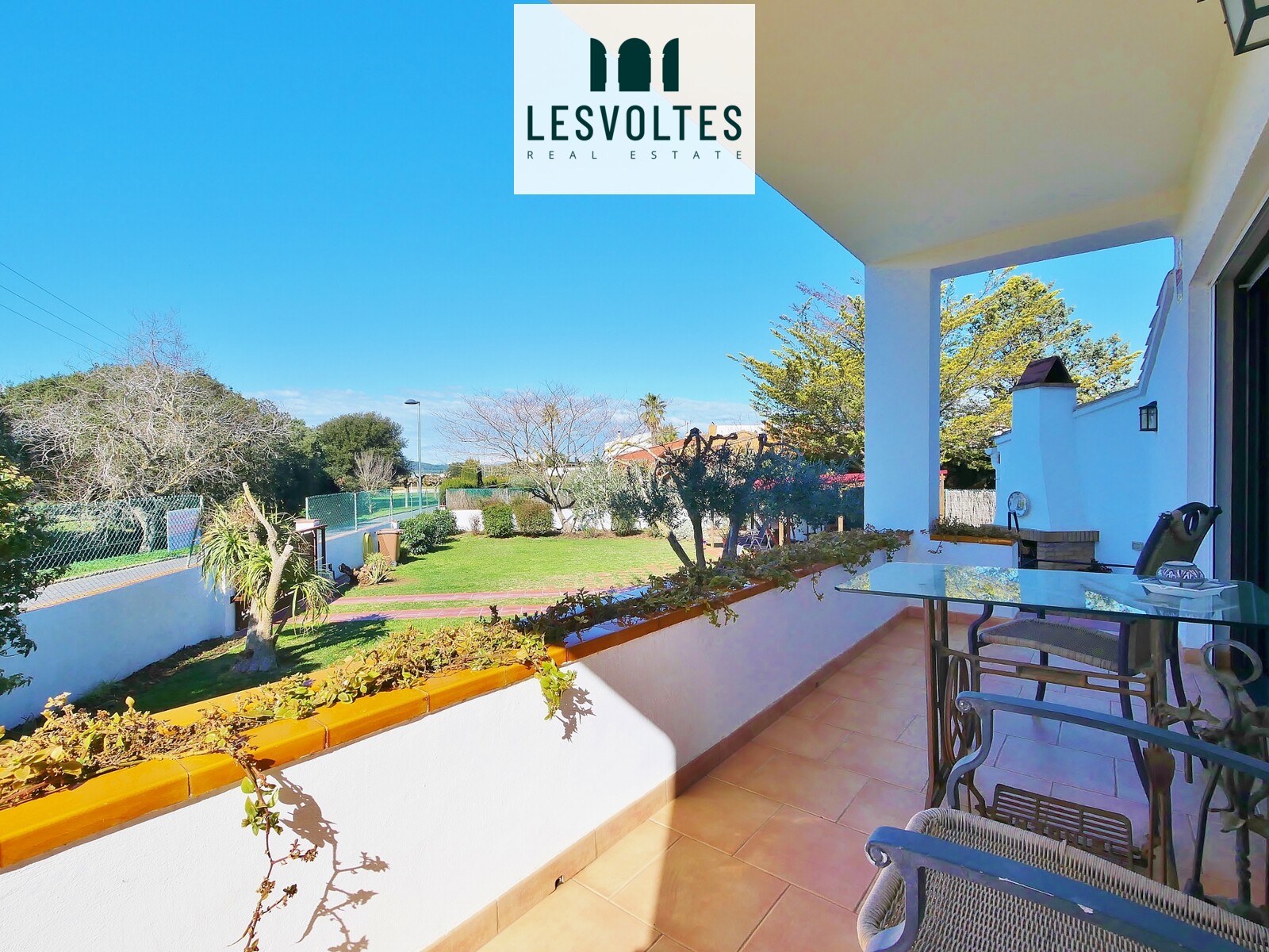 IMPECABLE CASA UNIFAMILIAR CON GRAN JARDÍN Y MAGNÍFICAS VISTAS EN VENTA EN ESCLANYÀ.