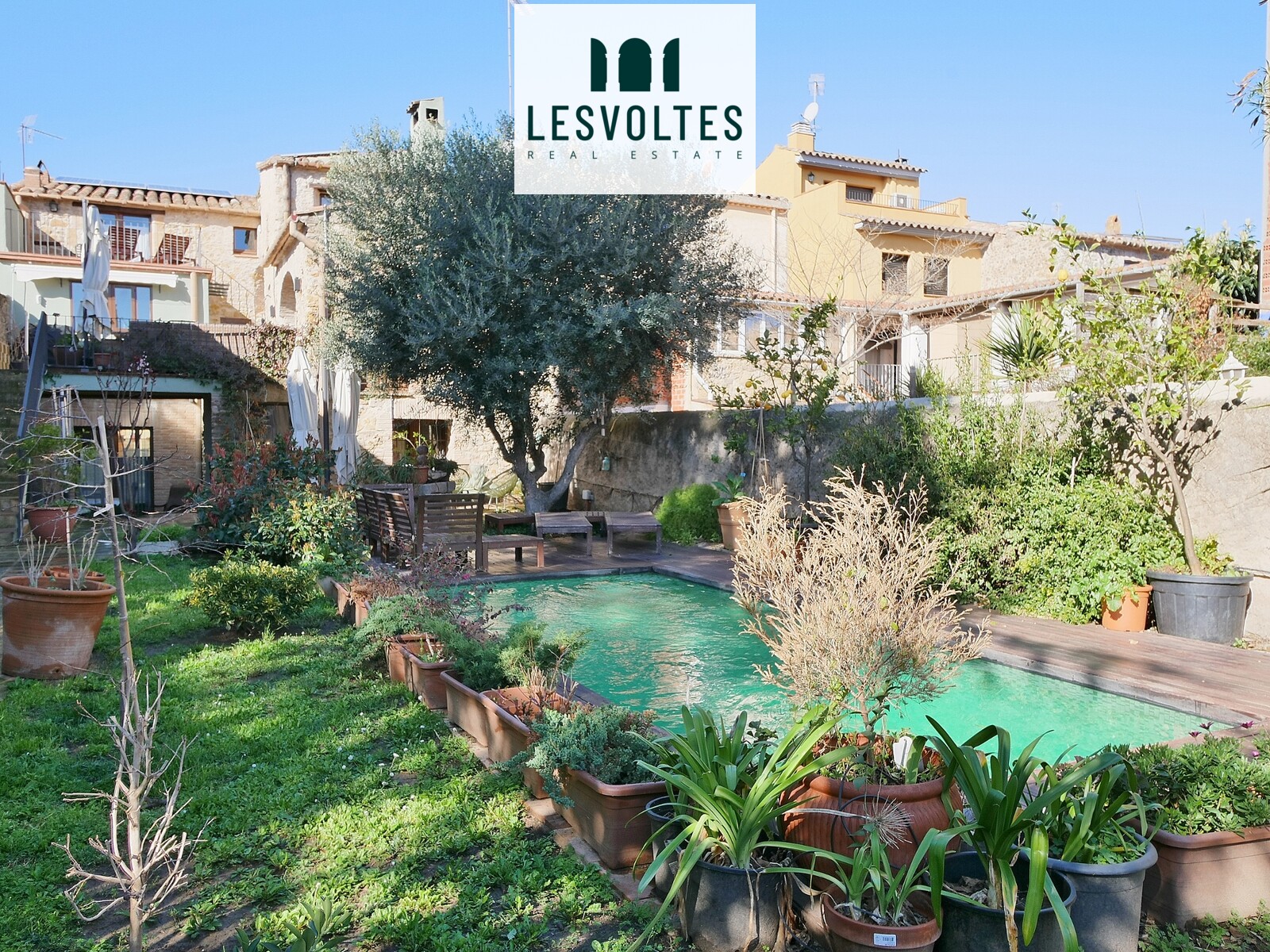 MAGNÍFICA FINCA DE 489 M2, EDIFICADA SOBRE PARCELA DE 468 M2, CON JARDÍN DE 300 M2 Y PISCINA, EN VENTA EN LA BISBAL D´EMPORDÀ