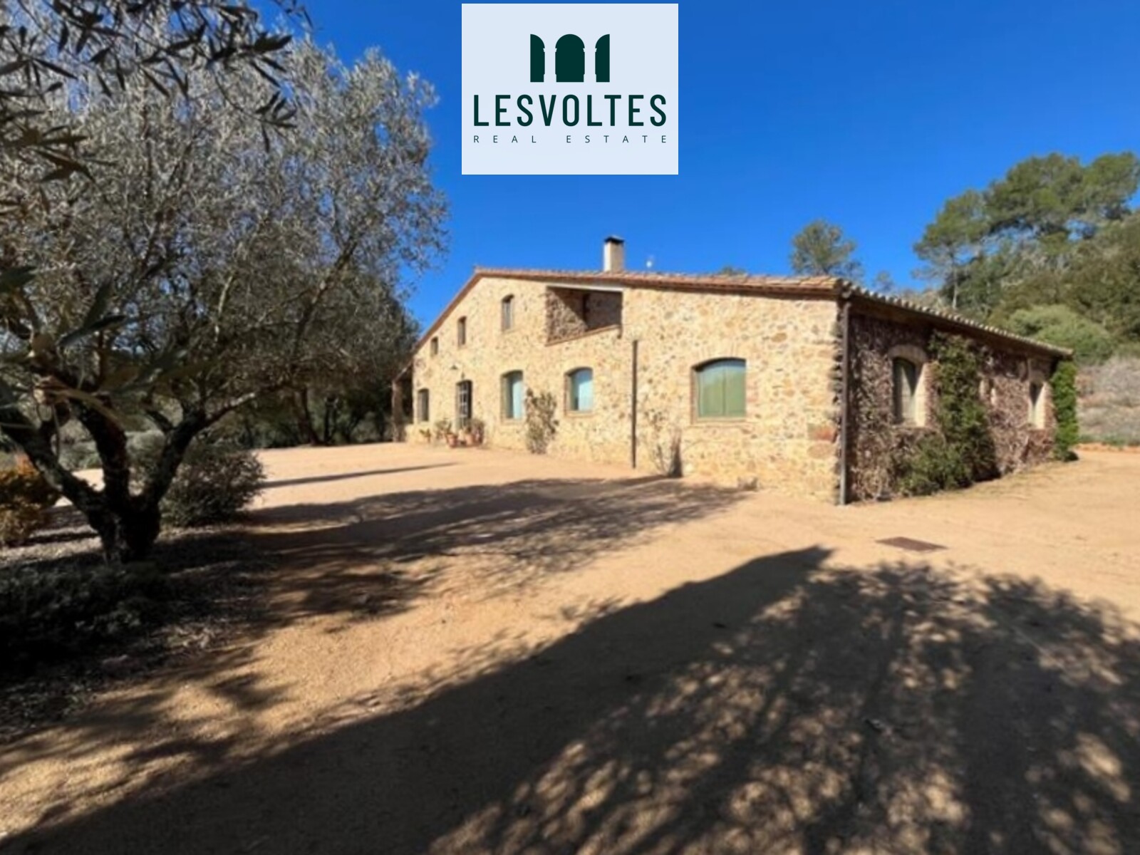 SPLENDID PROPERTY OF 380,000 M² WITH A RESTORED RUSTIC HOUSE OF 626 M², FOR SALE IN BAIX EMPORDÀ, SANT SADURNÍ DE L'HEURA.