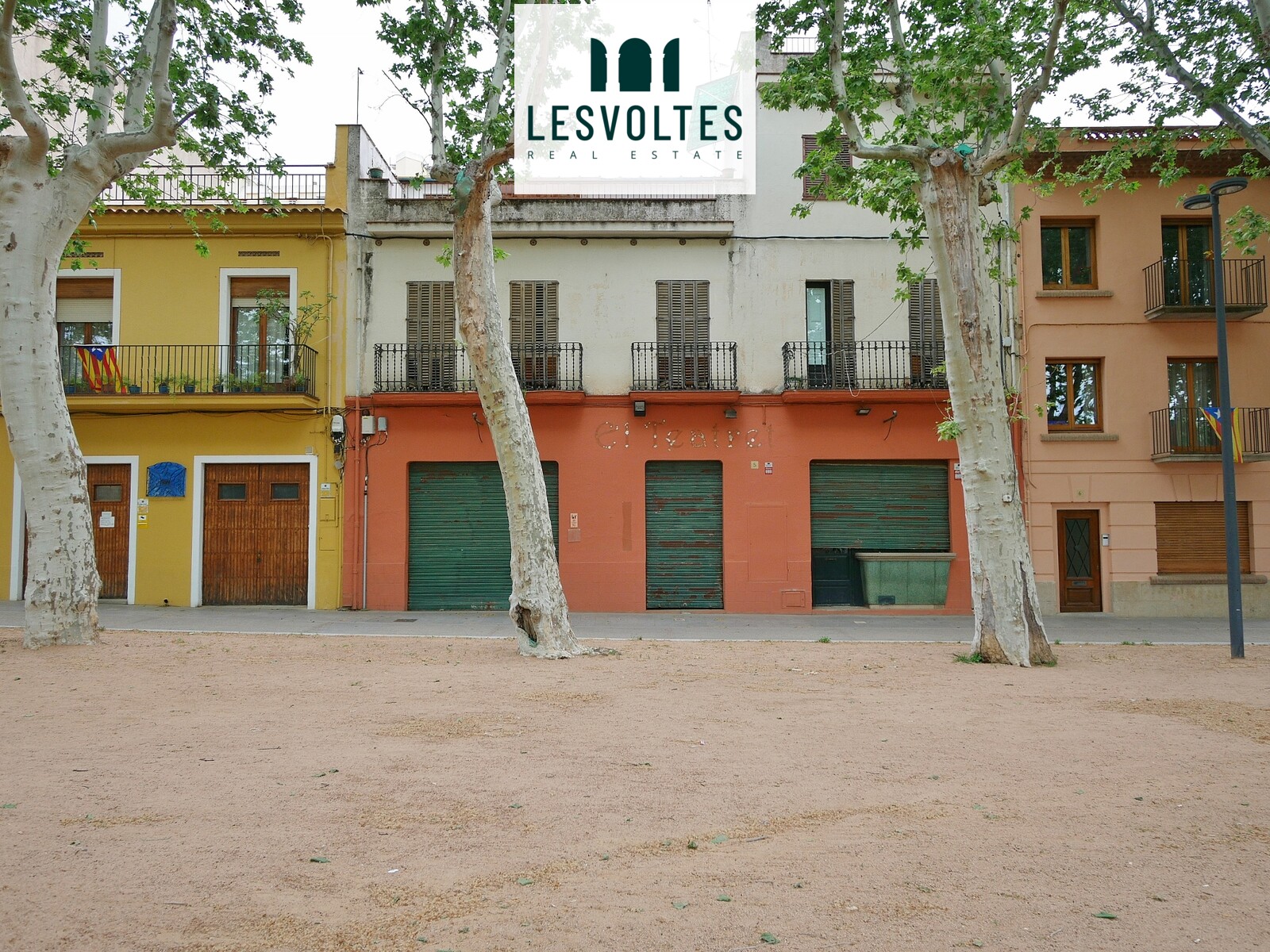 CENTRAL BUILDING WITH COMMERCIAL PREMISES OF 450M2 AND DUPLEX-FLAT OF 150 M2, FOR SALE IN LA BISBAL DE EMPORDÀ.