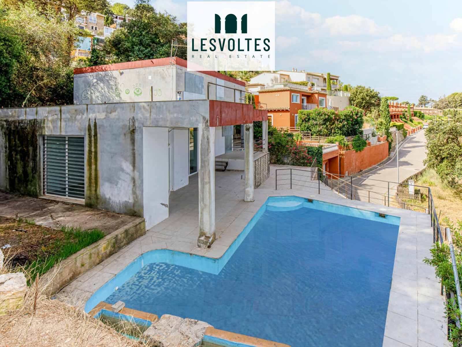 CASA DE 318 M² EN PARCELA DE 1.100 M² CON ESPACIO EXTERIOR Y PISCINA