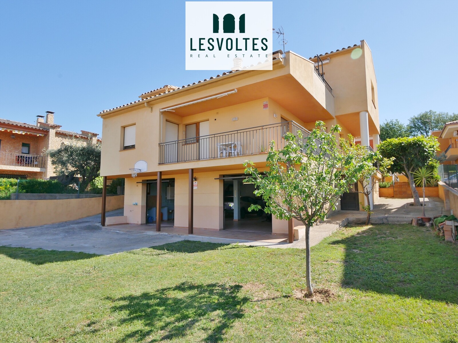 CASA A QUATRE VENTS DE 323 M2 AMB JARDÍ DE 194 M2, GARATGE I TERRASSA, EN VENDA A FORALLAC, BAIX EMPORDÀ. 