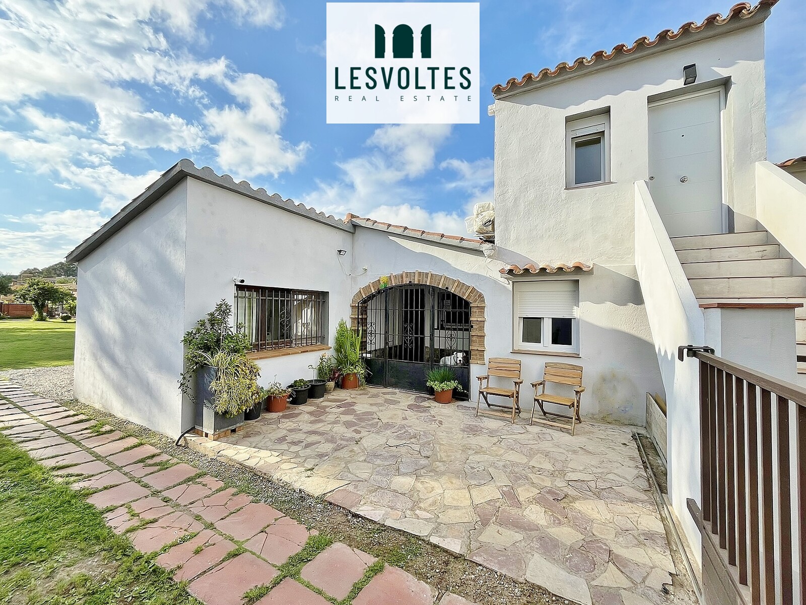 CASA DE PLANTA BAIXA AMB JARDÍ DE 1.200M2 EN ENTORN PRIVILEGIAT A LA ZONA DE LA PLATJA DEL CASTELL