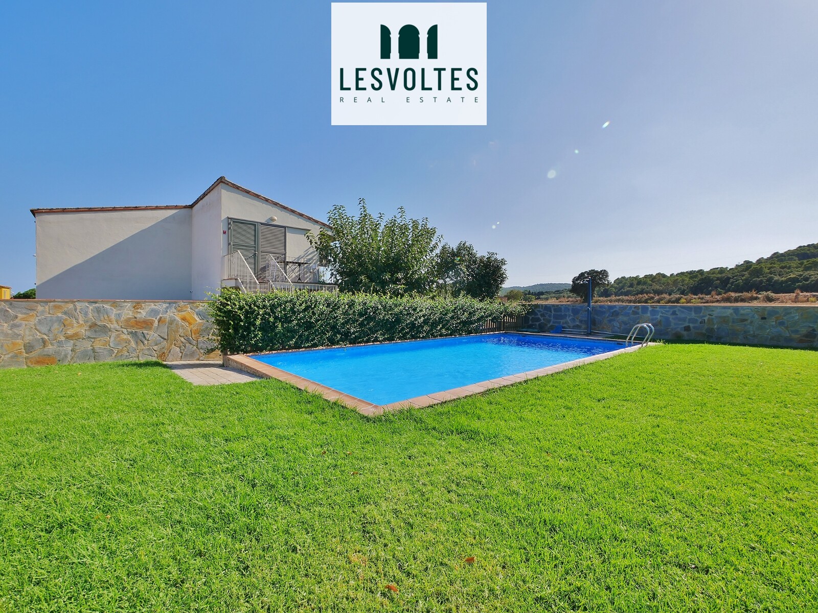 MAGNÍFIC PIS AMB JARDÍ PRIVAT I VISTES EXCEPCIONALS A LLOGUER A LLOFRIU, AMB PISCINA I JARDÍ.