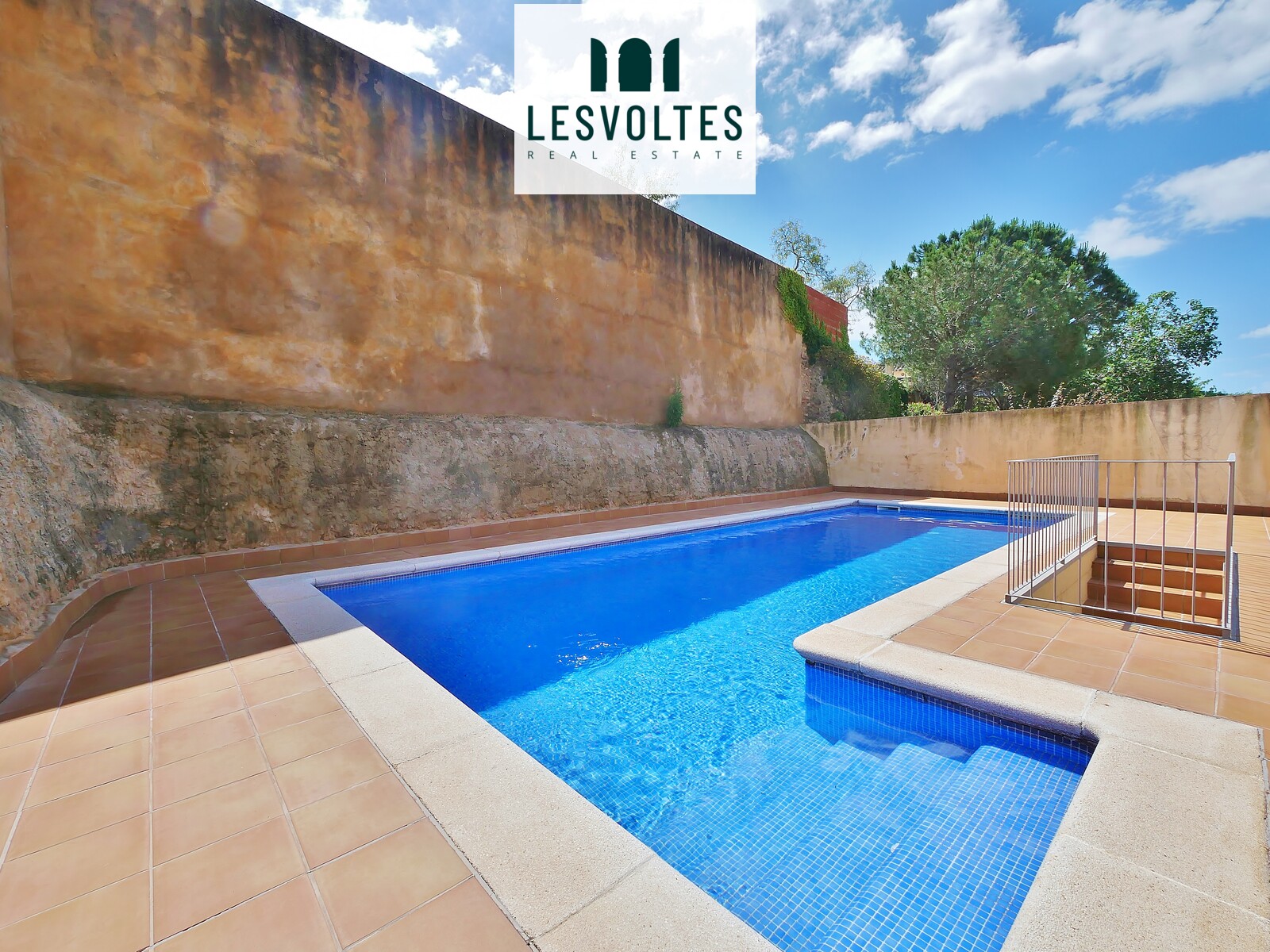 FANTÁSTICO ÁTICO DÚPLEX MUY LUMINOSO CON PARQUING Y PSCINA EN VENTA EN PALAFRUGELL