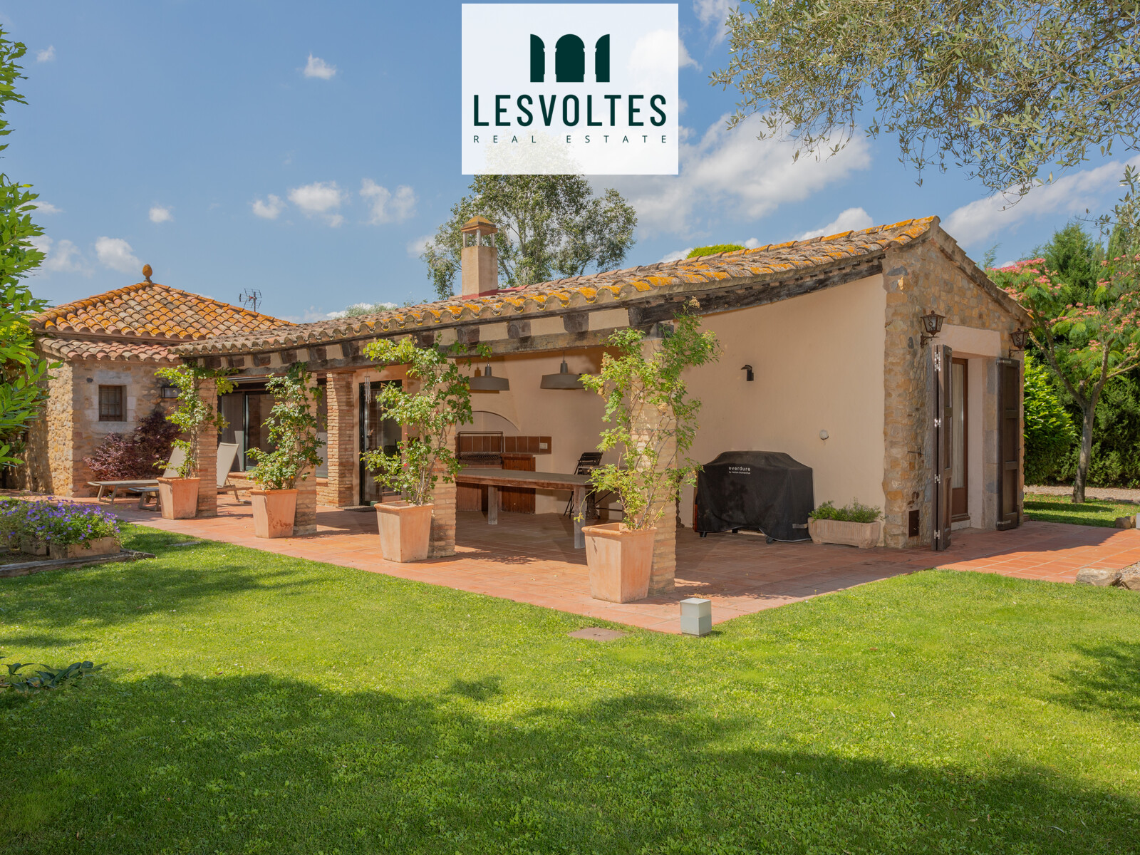 ESPECTACULAR CASA RÚSTICA DE PLANTA BAJA CON MAGNÍFICO JARDÍN Y PISCINA, EN VENTA EN UNA ZONA CON GRAN DEMANDA