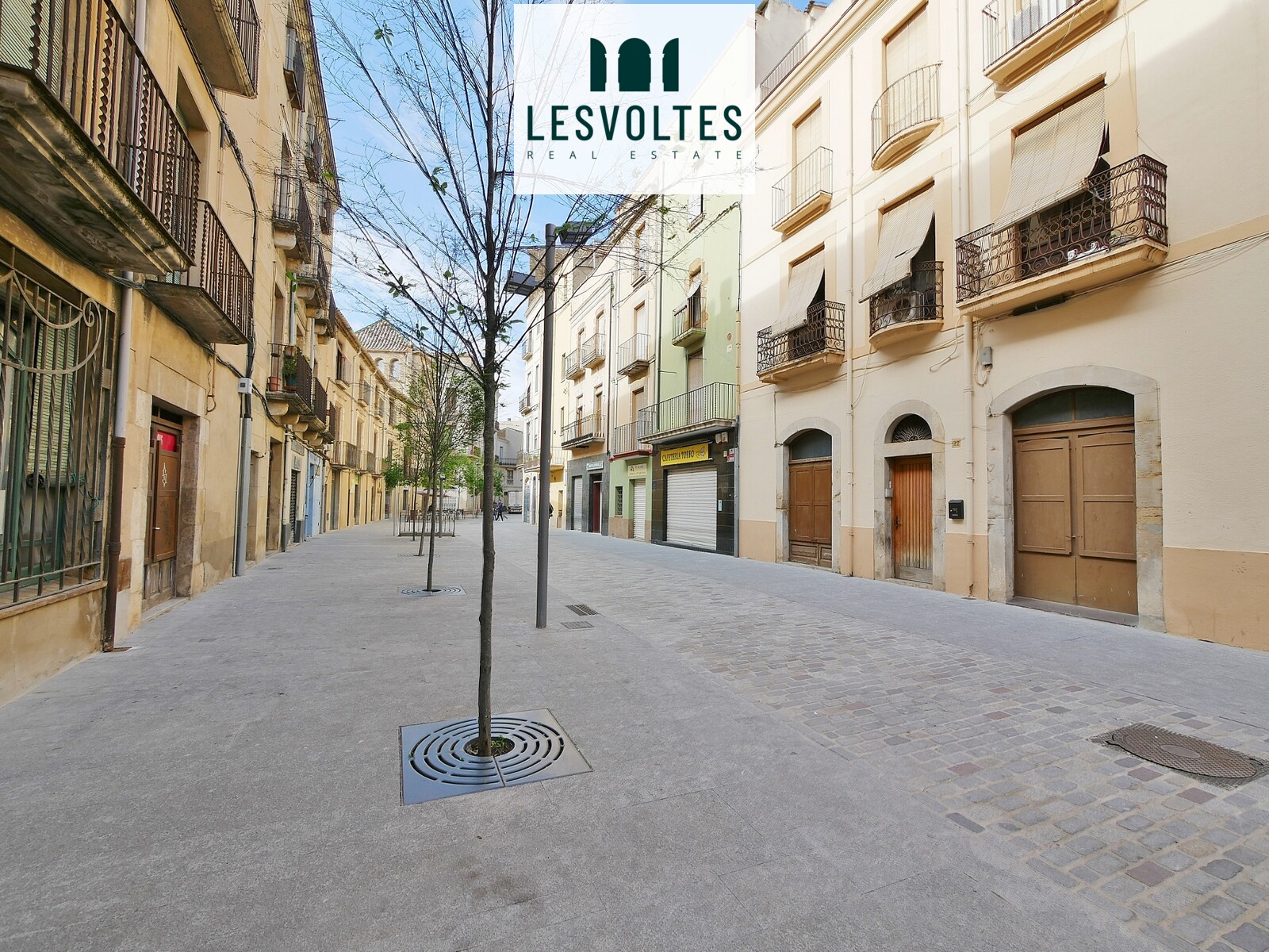 CASA MOLT CÈNTRICA DE 217 M², AMB LOCAL COMERCIAL DE 96 M² EN DUES PLANTES I TERRAT, EN VENDA A LA BISBAL D’EMPORDÀ. 
