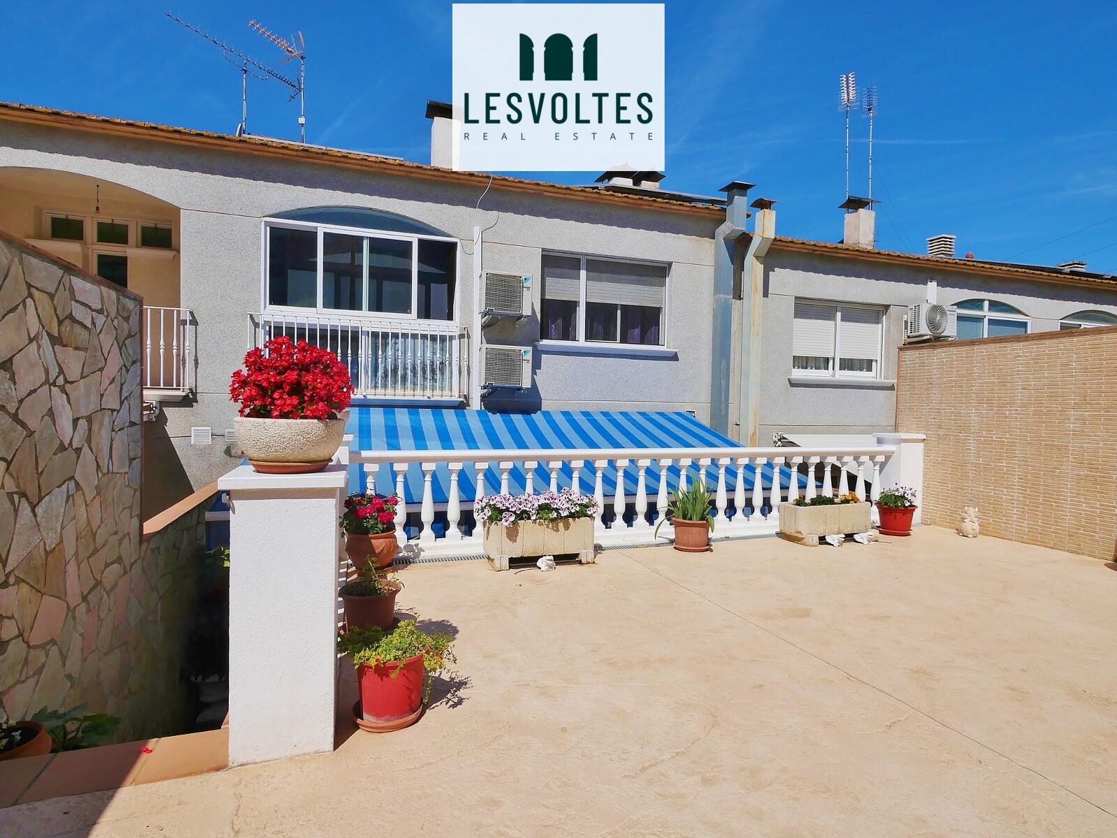 MAGNÍFICA CASA AMB JARDÍ I GARATGE EN ESTAT IMPECABLE UBICADA EN ZONA RESIDENCIAL TRANQUIL·LA.