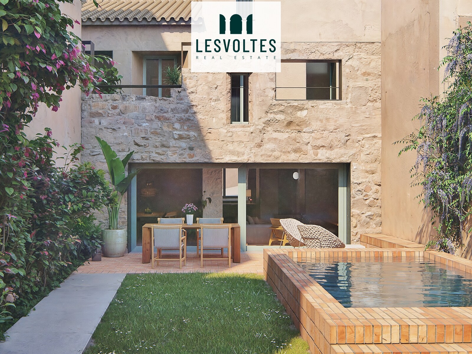 CASA RÚSTICA CON JARDÍN DE OBRA NUEVA CON ACABADOS DE LUJO EN EL CENTRO DE GUALTA. IMPECABLE Y SINGULAR PROYECTO.