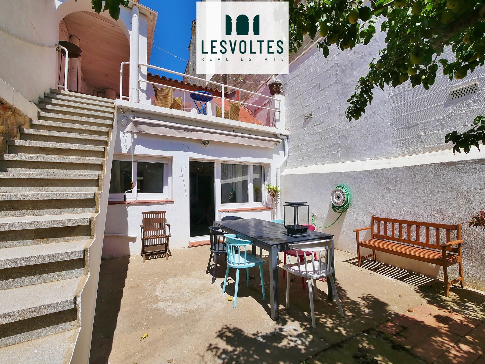 ENCANTADORA CASA DE PUEBLO CON JARDÍN TERRAZA Y GARAJE EN VENTA EN PALAFRUGELL. FINCA INTERESANTE