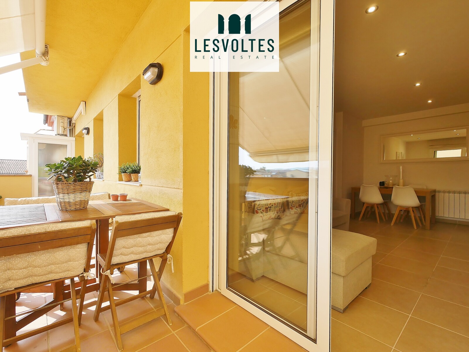 PISO EN PERFECTO ESTADO, LUMINOSO, CON TERRAZA Y PLAZA DE PARKING, EN VENTA EN PALAFRUGELL.