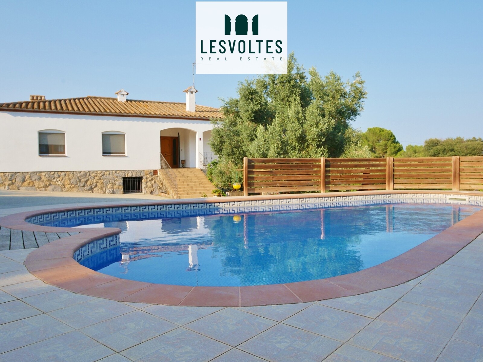 ACOLLIDORA CASA DE PLANTA BAIXA, AMB PISCINA, GARATGE, TERRENY, I BONES VISTES A LES AFORES DE TOR