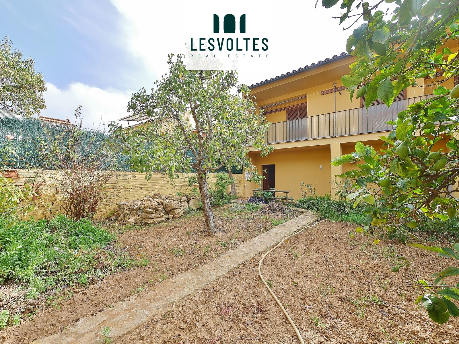 PRACTICA CASA DE PUEBLO CON JARDÍN TERRAZA Y GARAJE EN VENTA EN PALAFRUGELL.