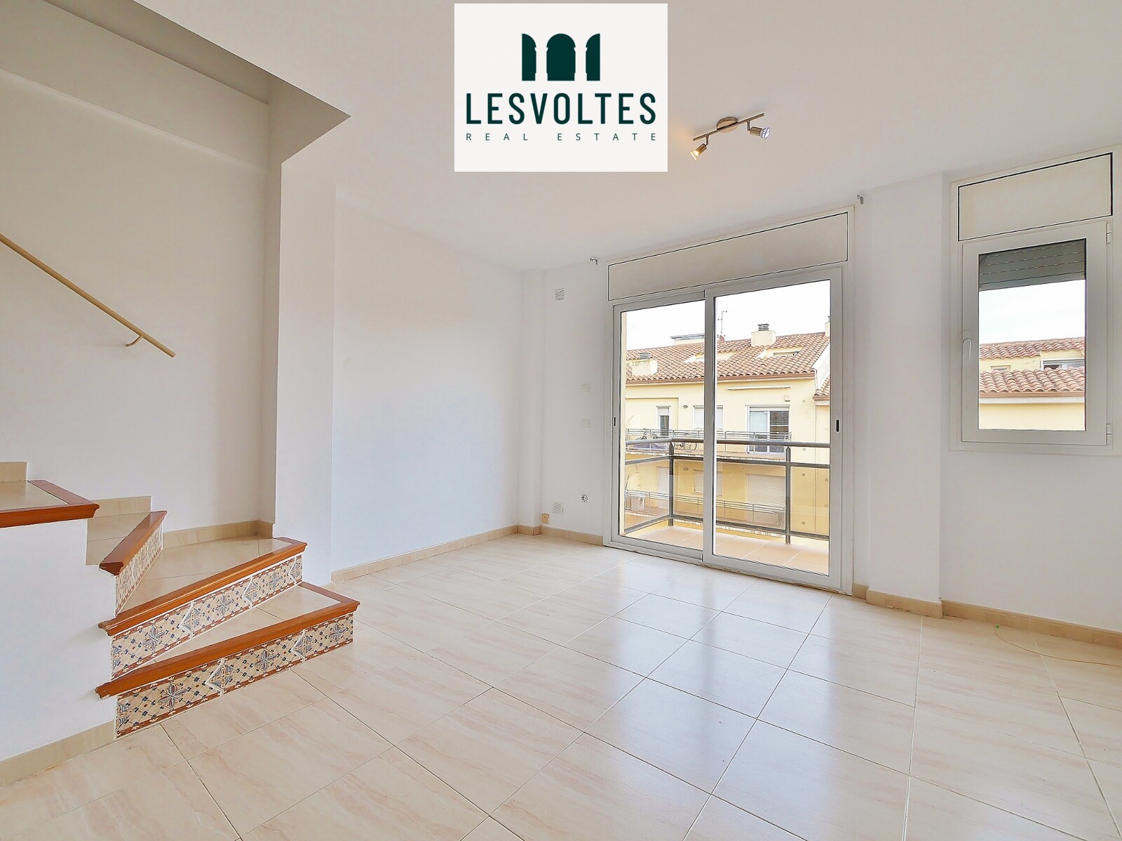 PISO DÚPLEX DE TRES HABITACIONES CON TERRAZA, PLAZA DE GARAJE Y TRASTERO