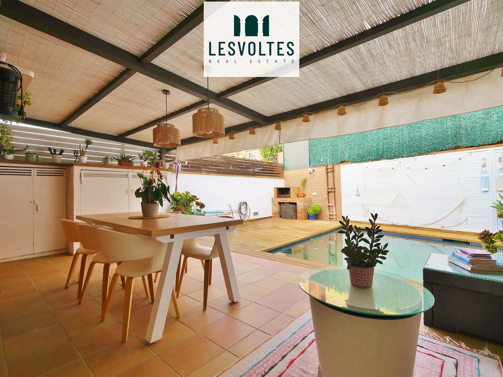CASA ADOSSADA EN PERFECTE ESTAT, AMB PISCINA, PORXO I GARATGE