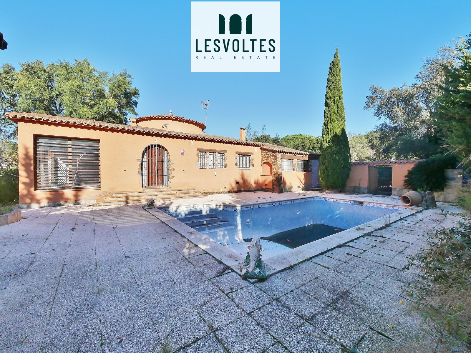 CASA AÏLLADA AMB JARDÍ, PISCINA I PORXO D'ESTIU, EN ZONA RESIDENCIAL DE CALONGE