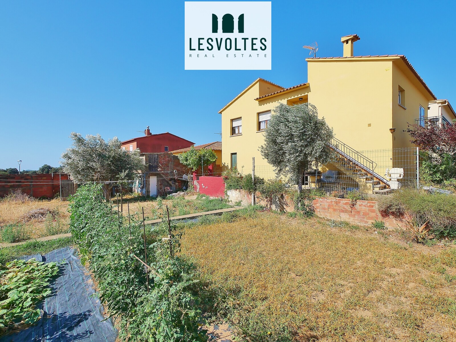 CASA UNIFAMILIAR MOLT LLUMINOSA AMB JARDÍ I GRAN GARATGE EN VENDA A MONT-RAS.
