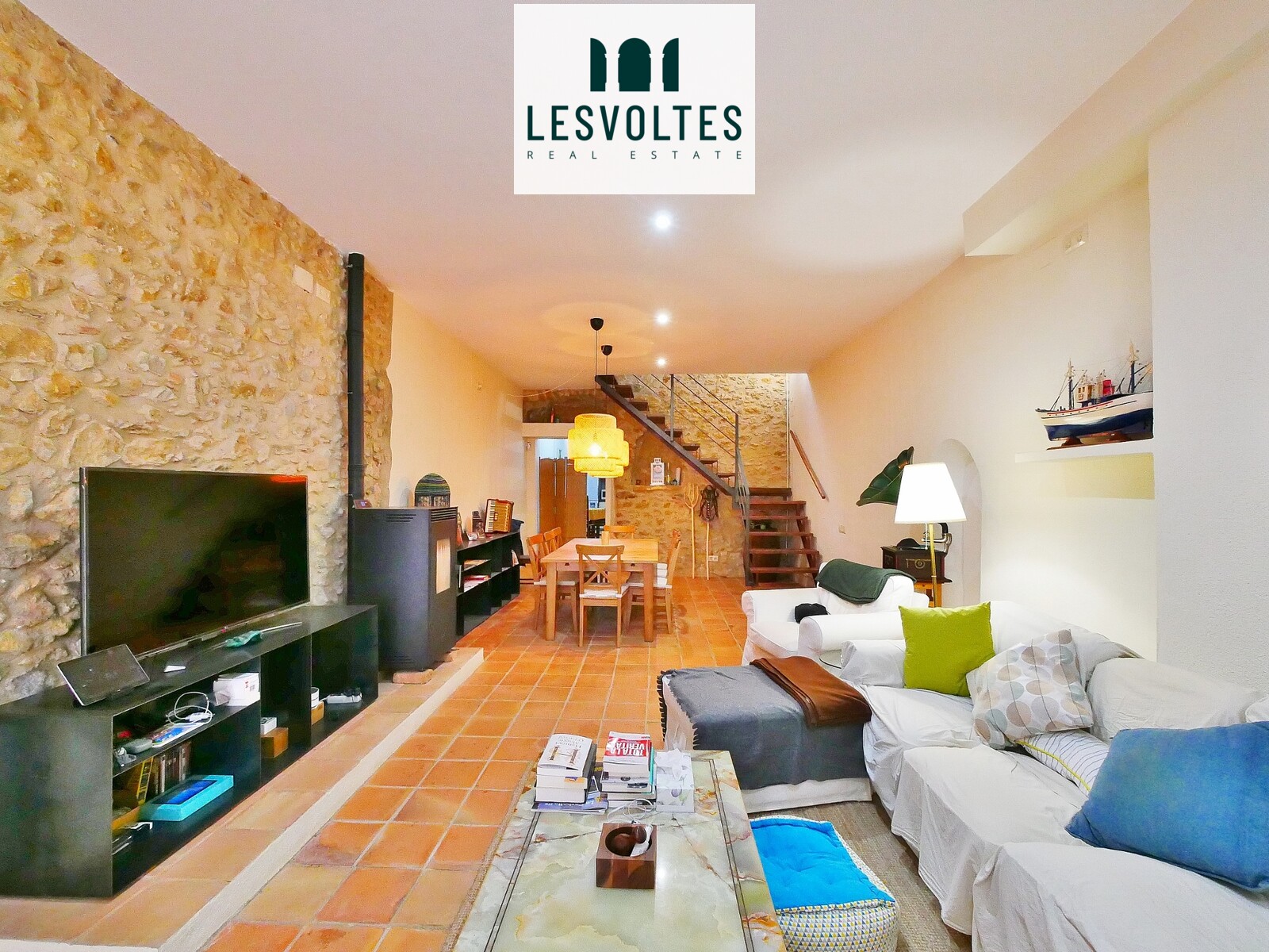 ENCANTADORA CASA DE 136 M2 AMB TERRASSA DE 20 M2 EN VENDA A PROP DEL CENTRE DE LA BISBAL D’EMPORDÀ.