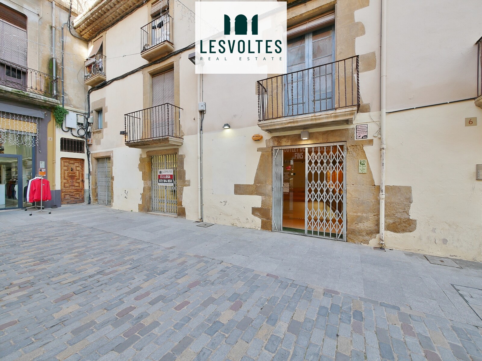 LOCAL COMERCIAL EN PLANTA BAJA DE 110 M2, EN ALQUILER EN PLENO CENTRO DE LA BISBAL DE EMPORDÀ.