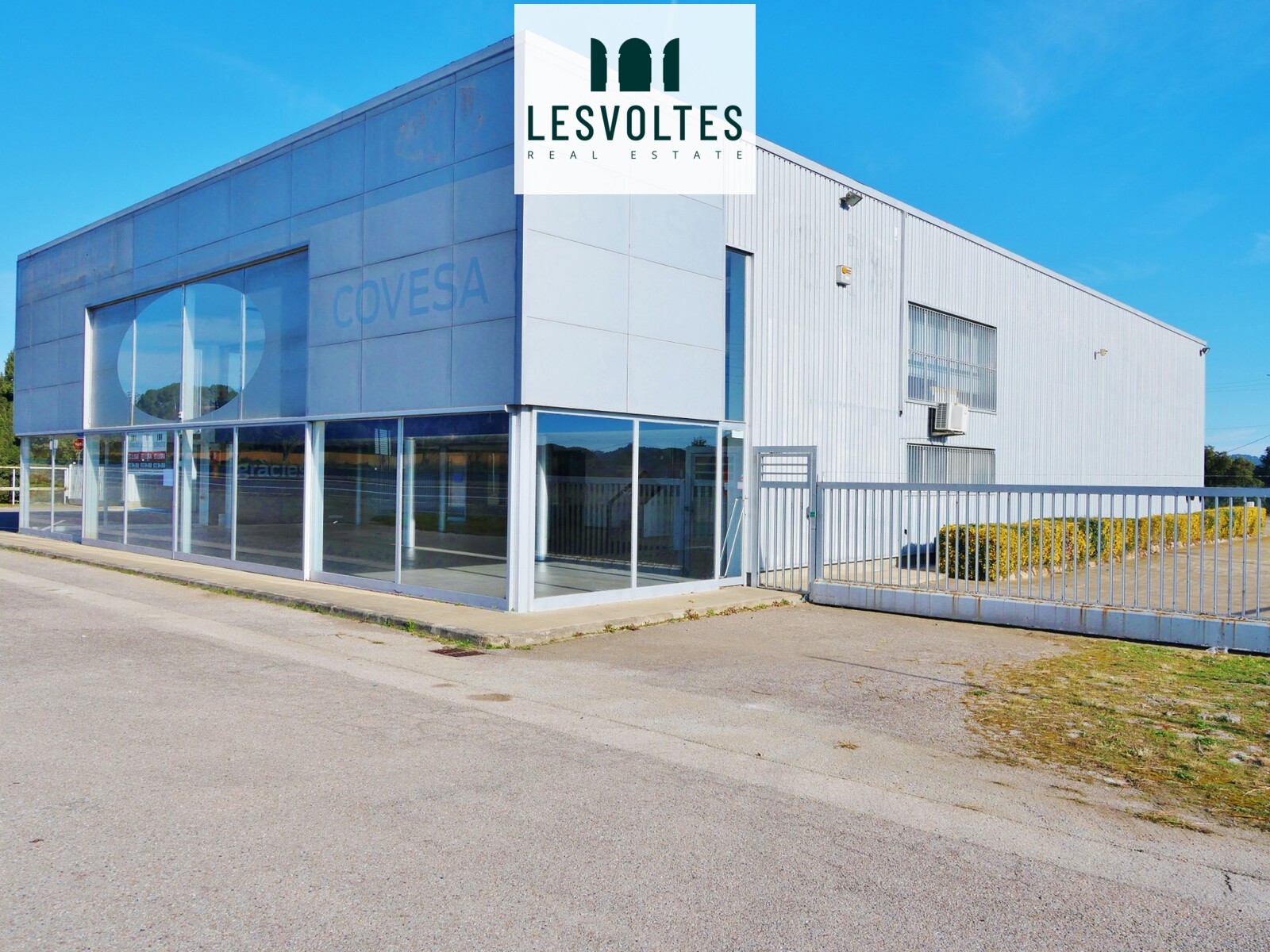 NAVE INDUSTRIAL DE 1300M2 CON GRAN VISIBILIDAD Y EXCELENTE UBICACIÓN EN ALQUILER EN MONT-RAS
