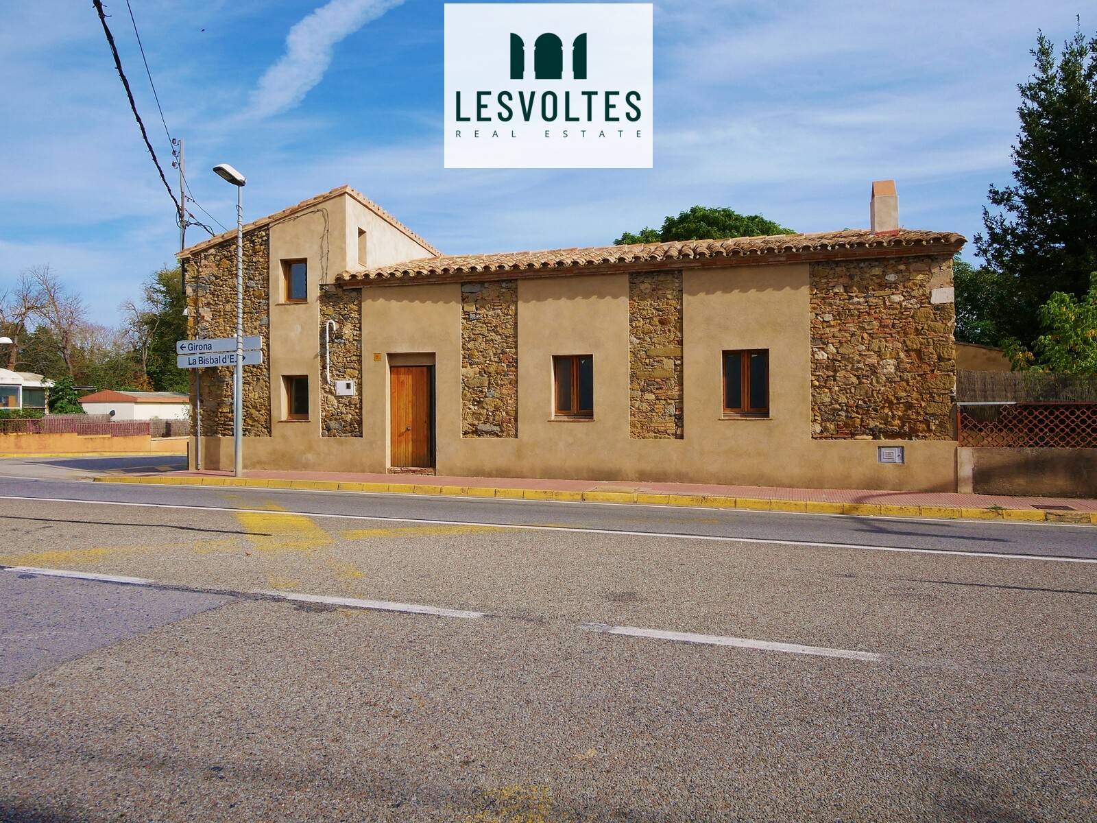 CASA DE PEDRA  A TRES VENTS AMB JARDÍ EN VENDA A CORÇÀ