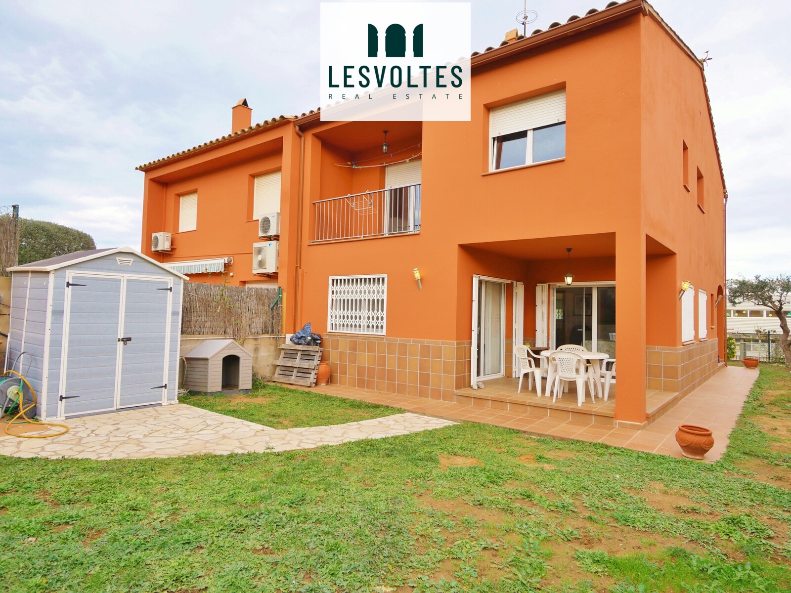 MAGNÍFICA CASA A TRES VENTS AMB JARDÍ I GARTGE EN VENDA AL POBLE  DE MONT-RAS