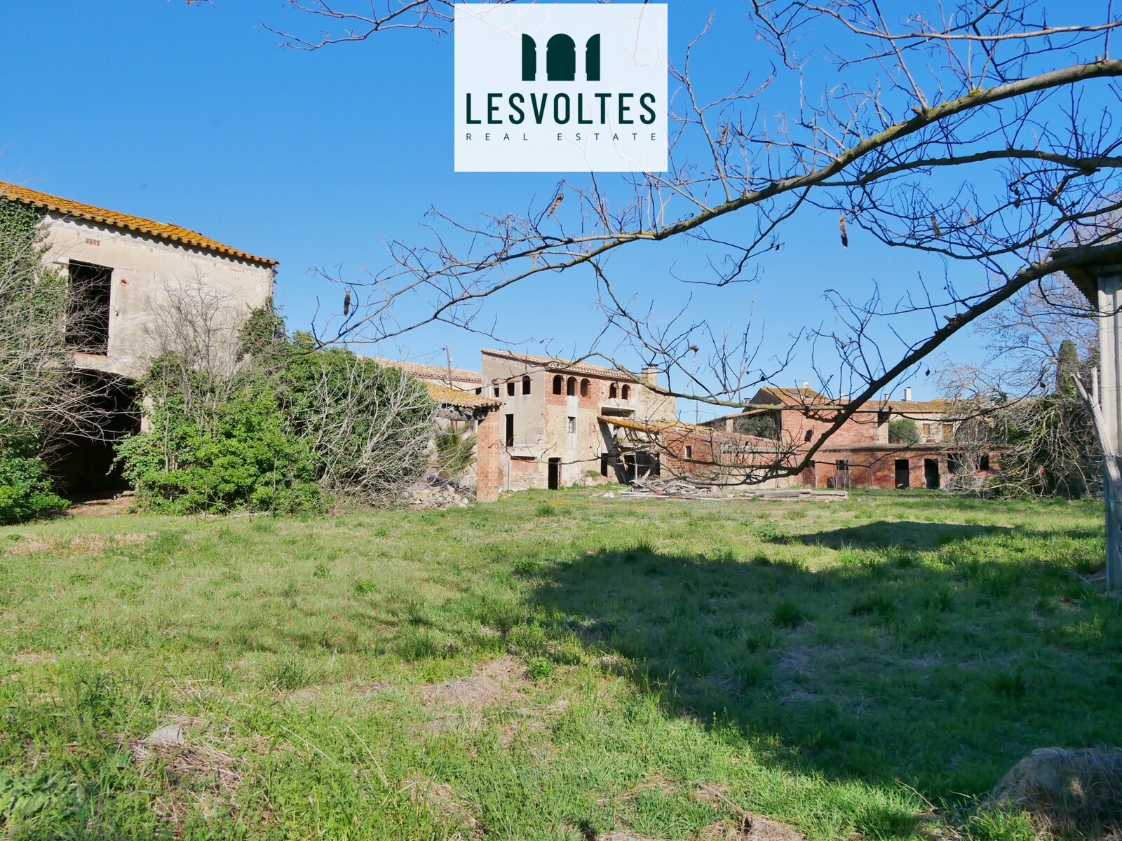 IMPRESSIVE ESTATE WITH 2,000 M² OF URBAN LAND FOR SALE IN ULLASTRET (BAIX EMPORDÀ)