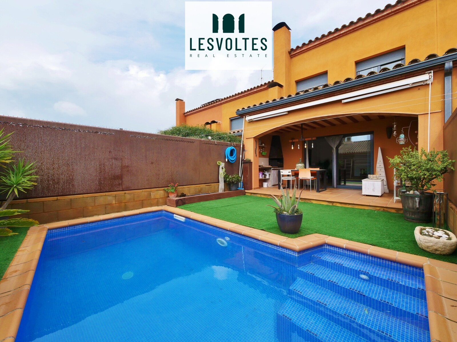 ENCANTADORA CASA ADOSADA AMB PISCINA EN VENDA A PALAFRUGELL