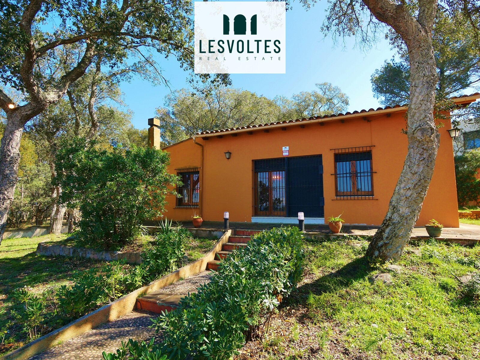GROUND-FLOOR HOUSE WITH A LARGE GARDEN IN A QUIET SETTING AND WITH GREAT VIEWS FOR SALE IN LLAFRANC