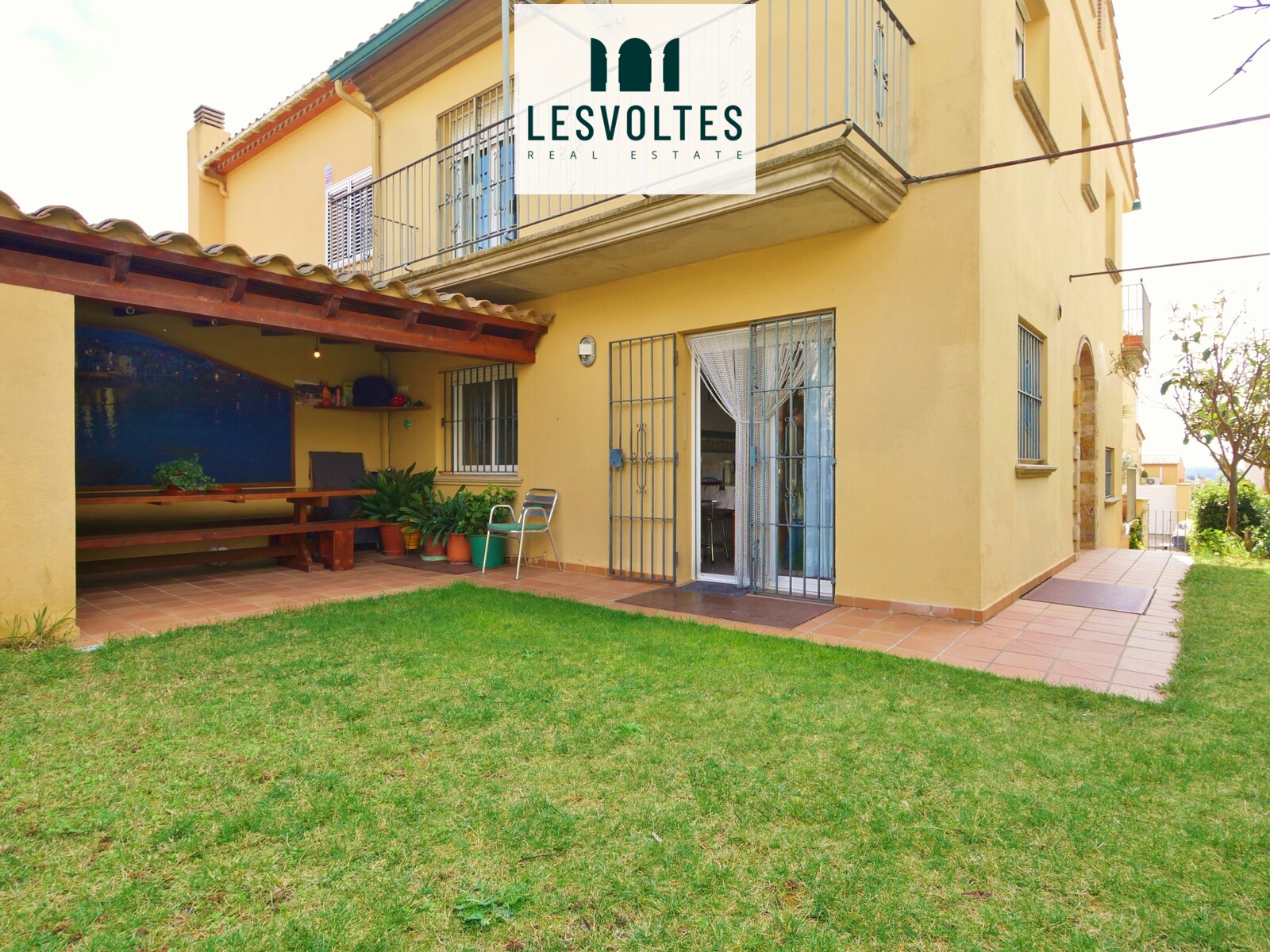 CASA ADOSSADA AMB JARDÍ, PORXO I GARATGE EN VENDA A PALAFRUGELL