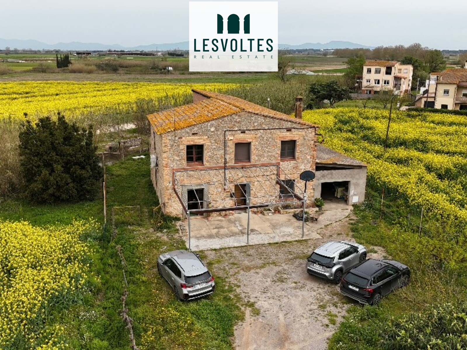 CASA PER REFORMAR AMB JARDÍ I MOLTES POSSIBILITATS EN VENDA A BELLCAIRE