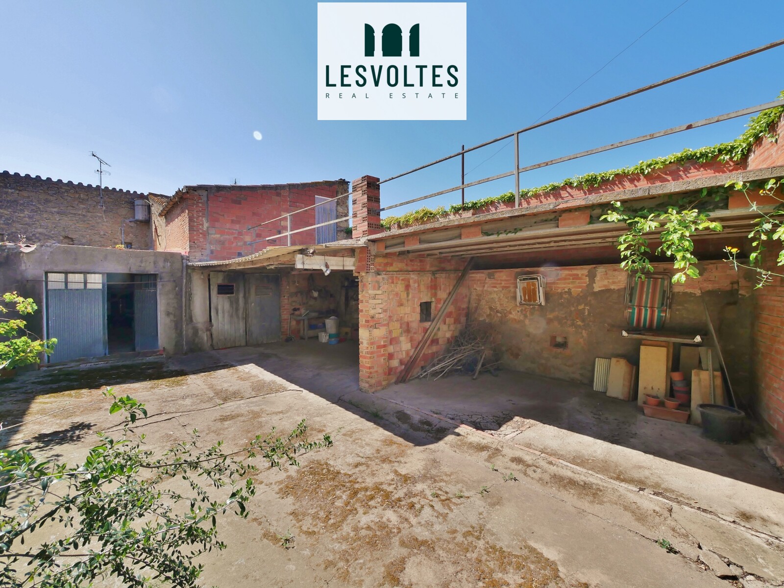 ENCANTADORA CASA DE PIEDRA CON JARDÍN Y ACCESO A DOS CALLES EN EL CENTRO DE PALS