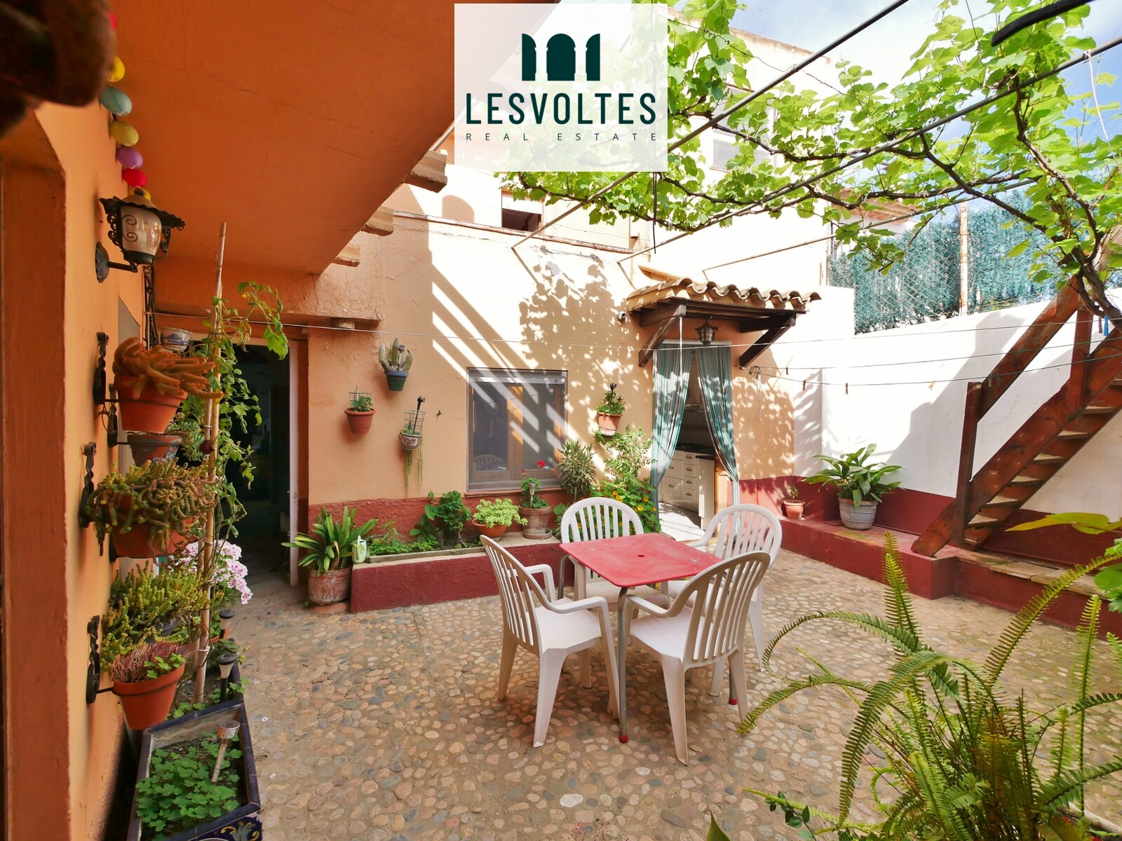CASA DE PUEBLO CON DOS VIVIENDAS INDEPENDIENTES, PATIO Y AMPLIO GARAJE EN VENTA EN PALAFRUGELL