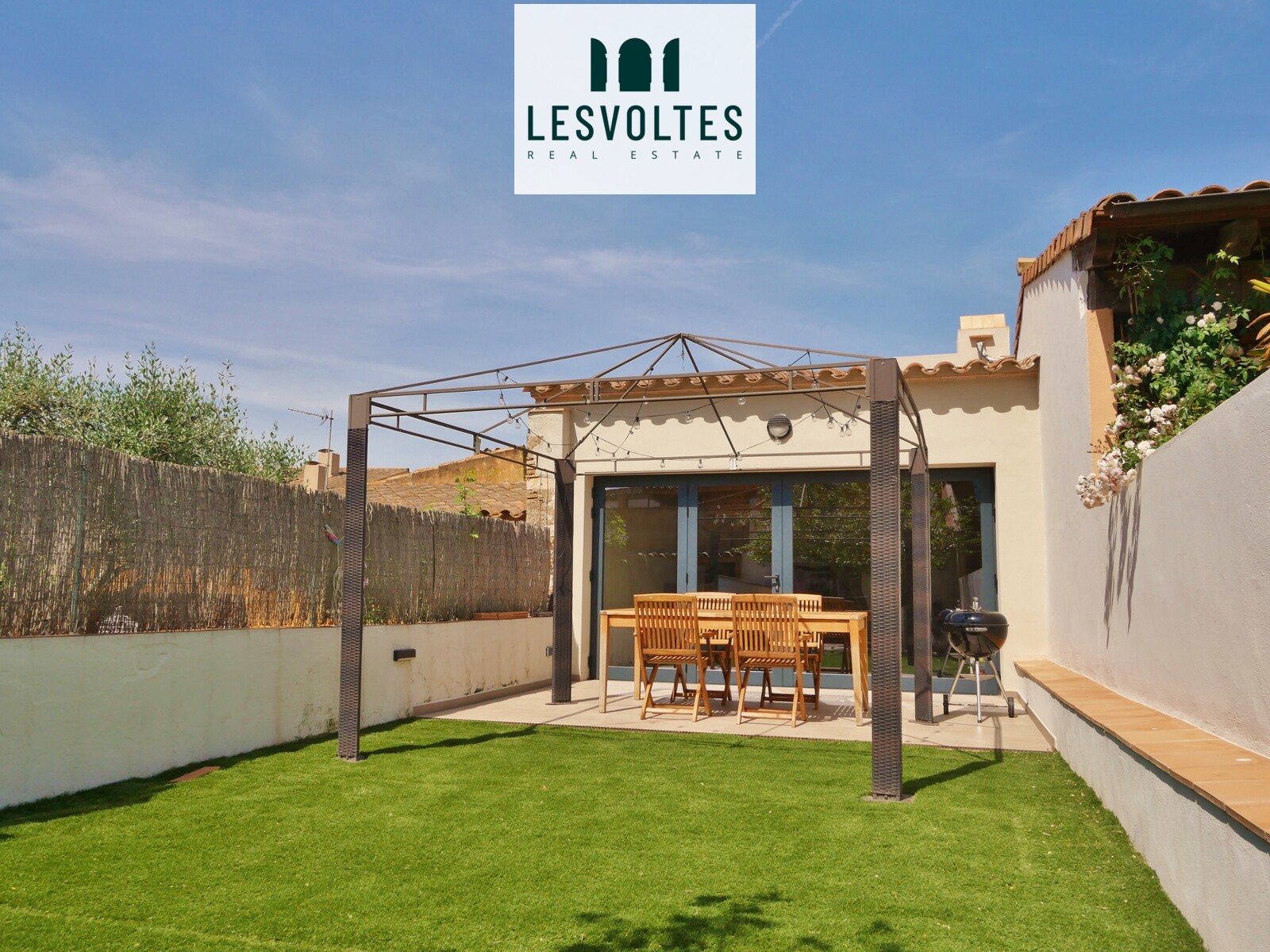 MAGNIFICA CASA DE PUEBLO CON JARDÍN, TOTALMENTE REFORMADA EN VENTA EN PALAFRUGELL