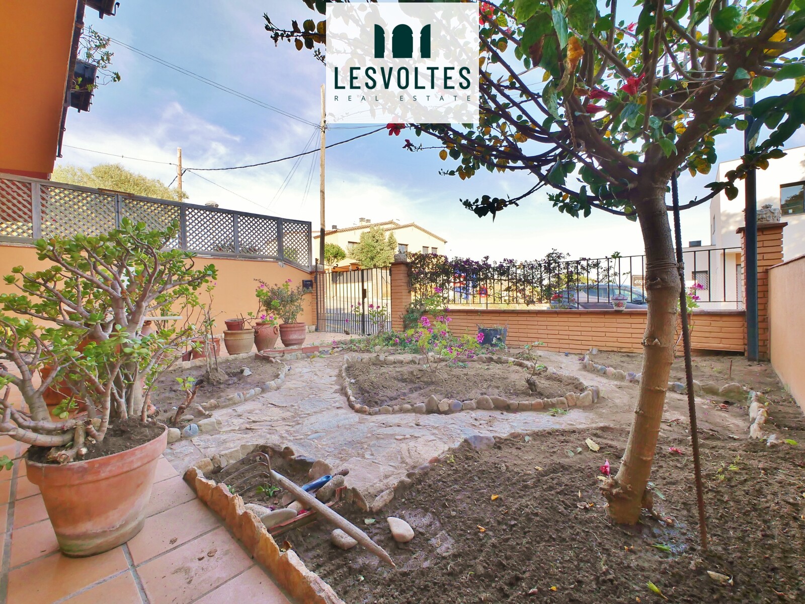 GRAN CASA APAREADA, CON DOS PATIOS, GARAGE Y MUCHAS POSIBILIDADES DE REFORMA EN VENTA EN PALAFRUGELL