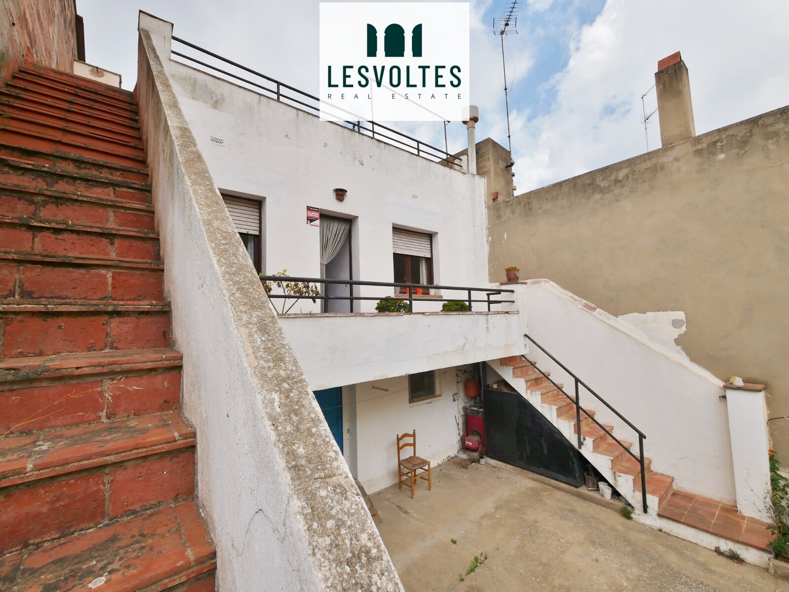 GRAN CASA DE TRES PLANTES AMB PATI I MÚLTIPLES POSSIBILITATS DE REFORMA SITUADA A PALAFRUGELL