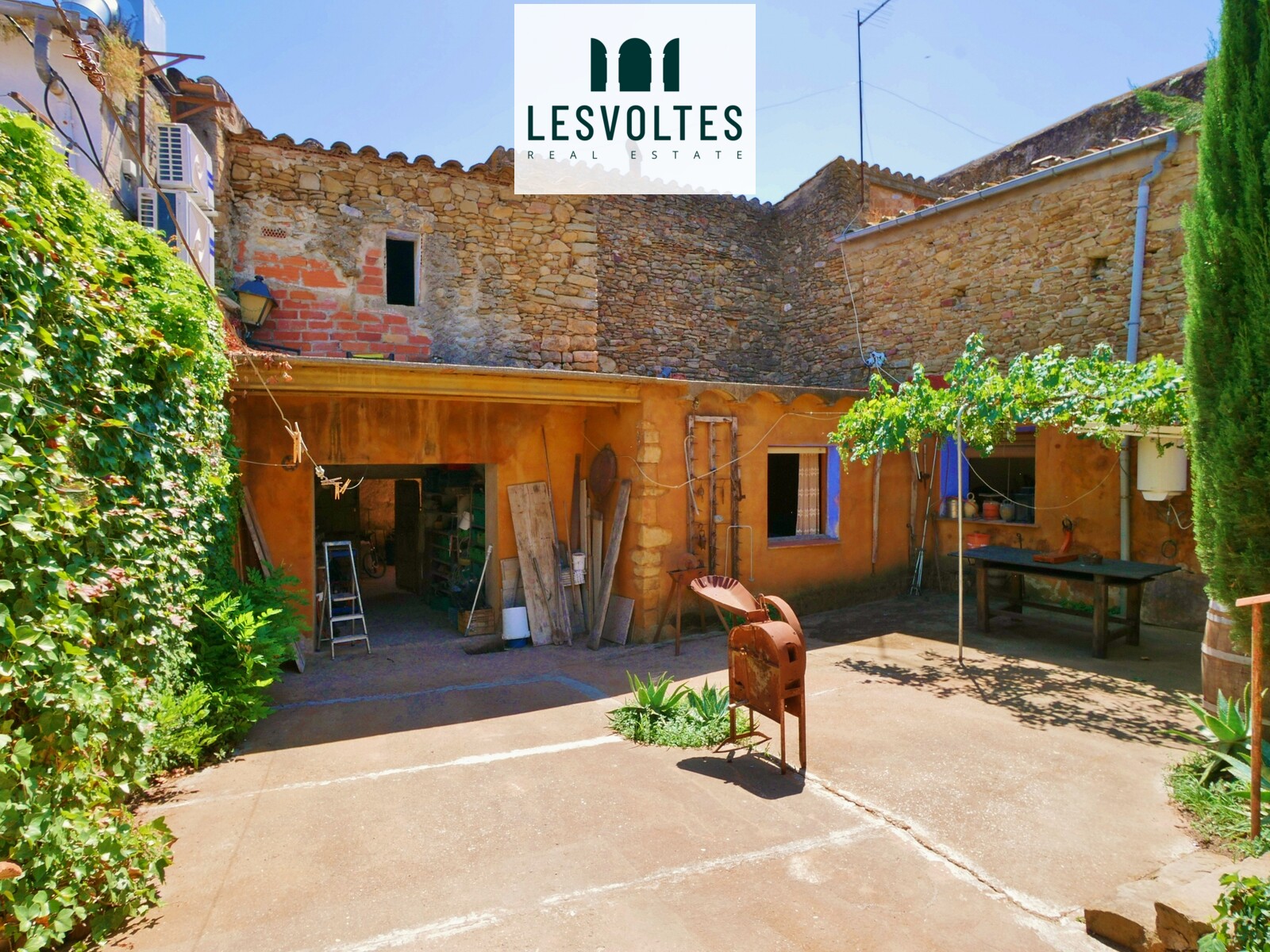 CASA DE POBLE PER REFORMAR AMB AMPLI PATI I POSSIBILITAT DE CONVERTIR EN 2 HABITATGES, EN VENDA A GUALTA