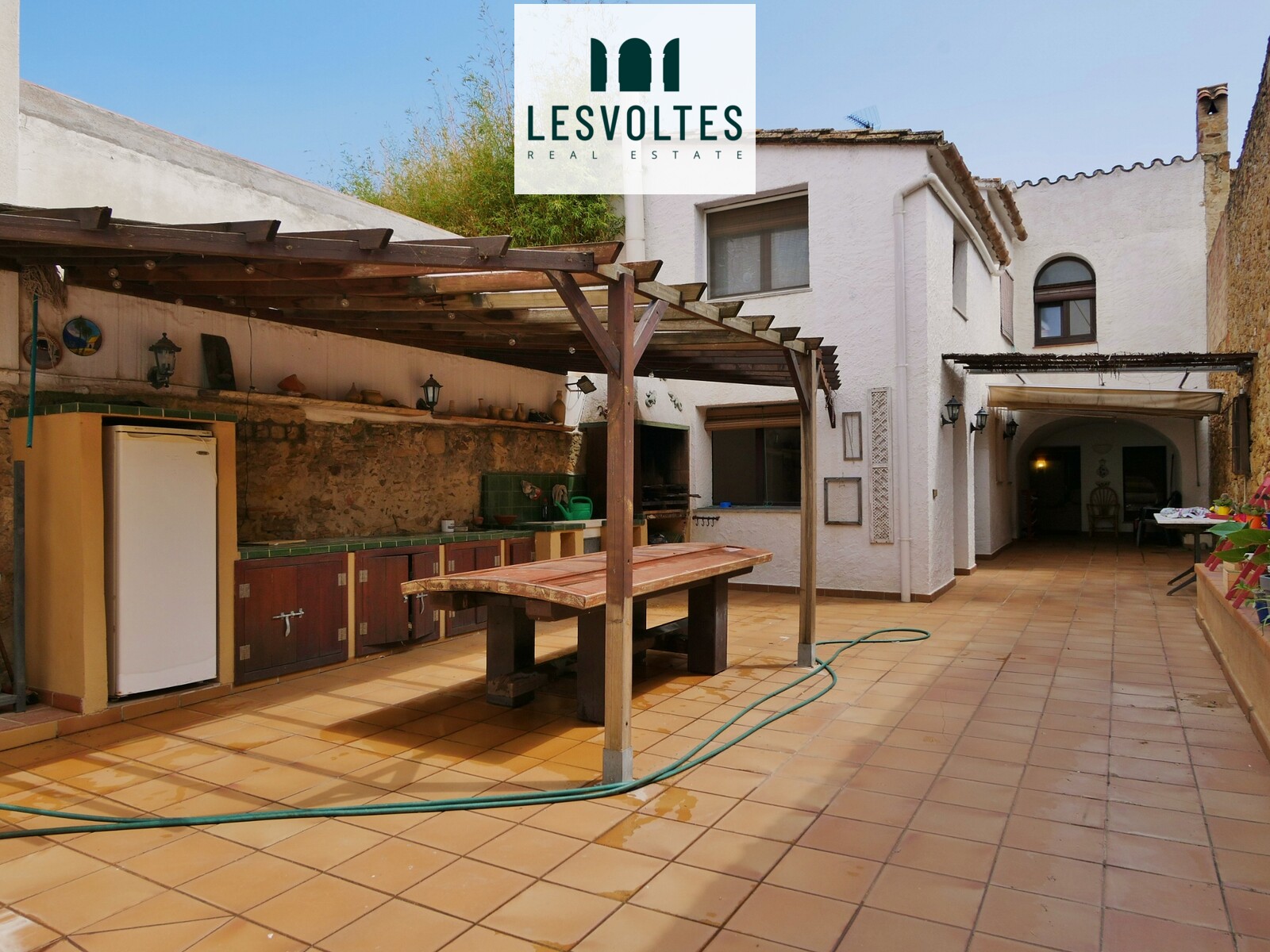 CASA DE PIEDRA CON PATIO EN VENTA EN PALS, CON OPCIÓN DE LOCAL COMERCIAL Y GARAJE ANEXOS