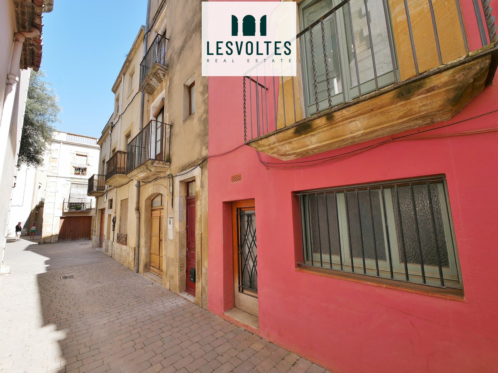 CASA DE POBLE ADOSSADA DE 275 M2, PER A RESTAURAR INTEGRALMENT, EN VENDA A PROP DEL CENTRE DE LA BISBAL D’EMPORDÀ.