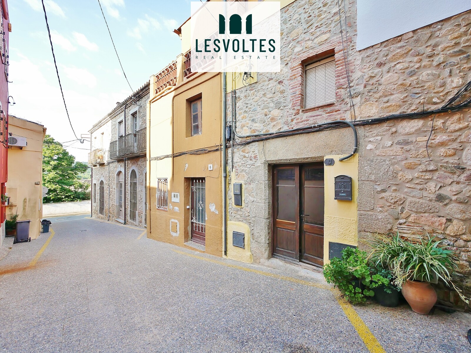 CASA DE PUEBLO PARA REFORMAR EN PLENO CENTRO DE CALONGE. FINCA CON MUCHAS POSIBILIDADES.