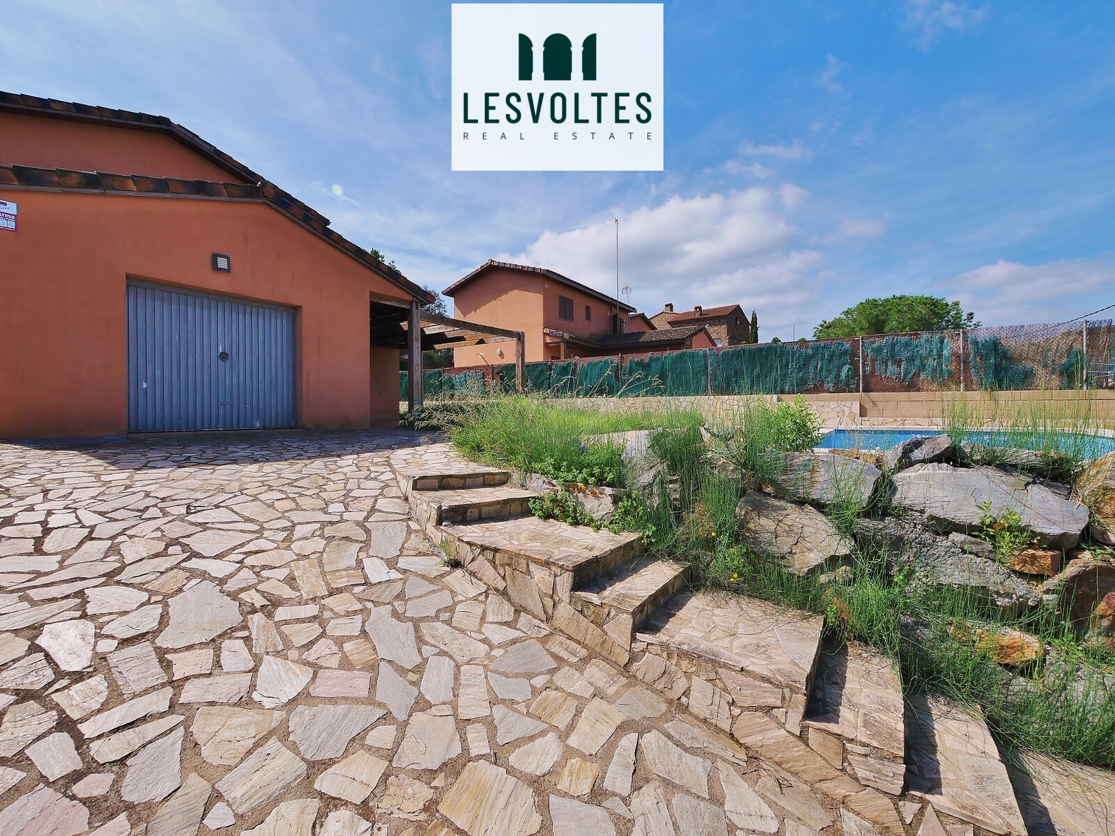 CASA CON JARDÍN Y PISCINA EN ZONA RESIDENCIAL DE CALONGE