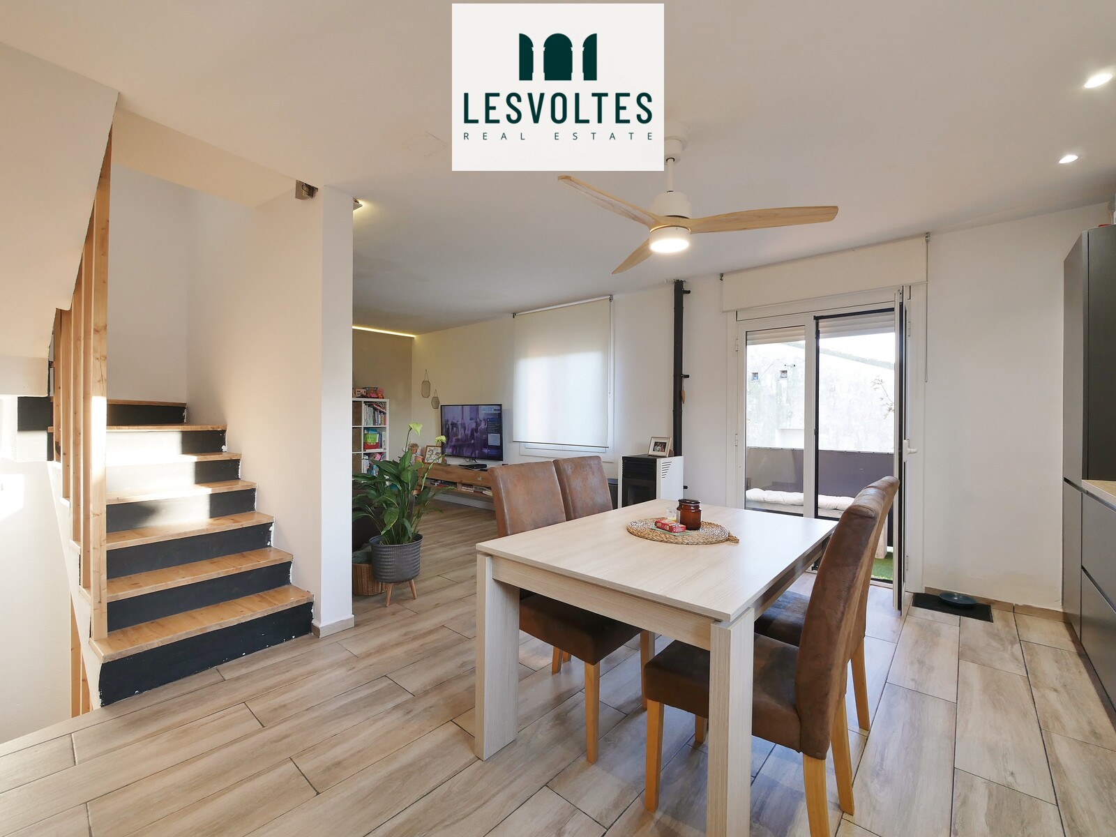 ACOGEDORA CASA ESQUINERA EN EL CENTRO DE PALAFRUGELL, CON BALCONES Y GARAJE