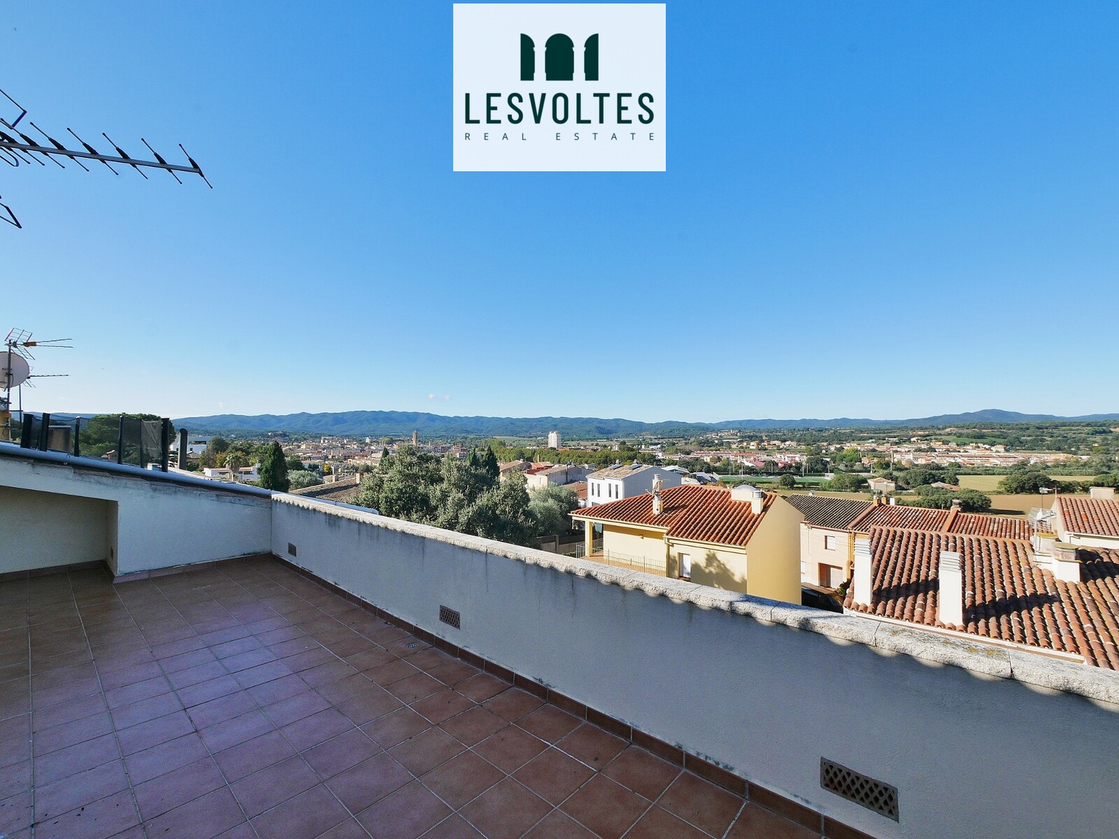 130 M² APARTMENT ON THE FIRST FLOOR WITHOUT ELEVATOR, WITH GARAGE, AND 30 M² TERRACE, FOR SALE IN  LA BISBAL D'EMPORDÀ.