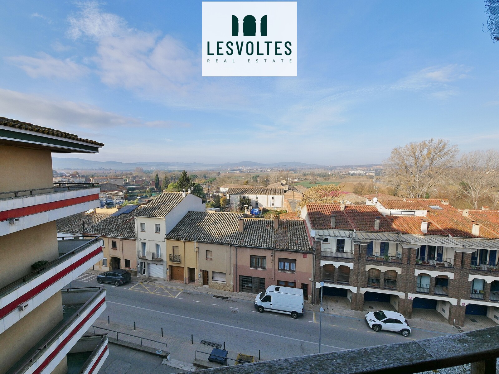 138 M² APARTMENT, ON THE FOURTH FLOOR WITH ELEVATOR AND A 15 m² TERRACE WITH NICE VIEWS, FOR SALE IN LA BISBAL D’EMPORDÀ.