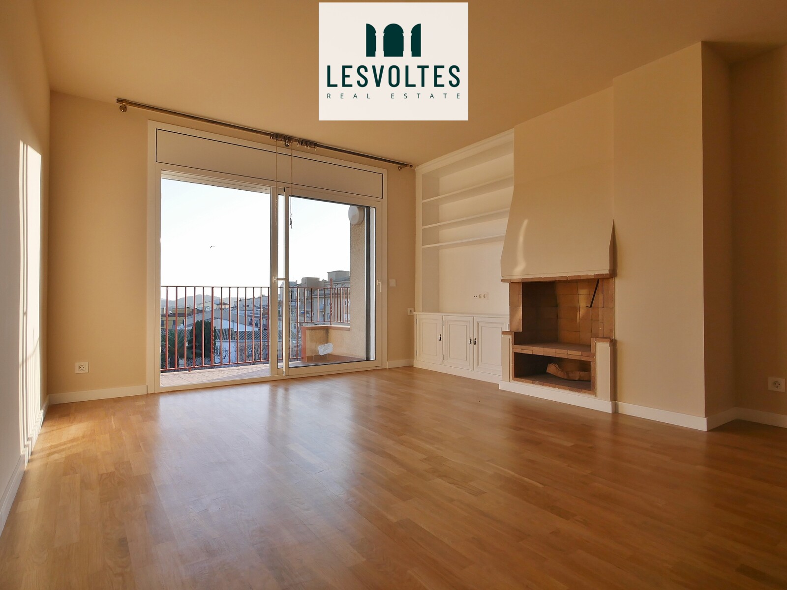 SEASONAL RENTAL, APARTMENT IN THE CENTER OF PALAFRUGELL WITH PARKING SPACE