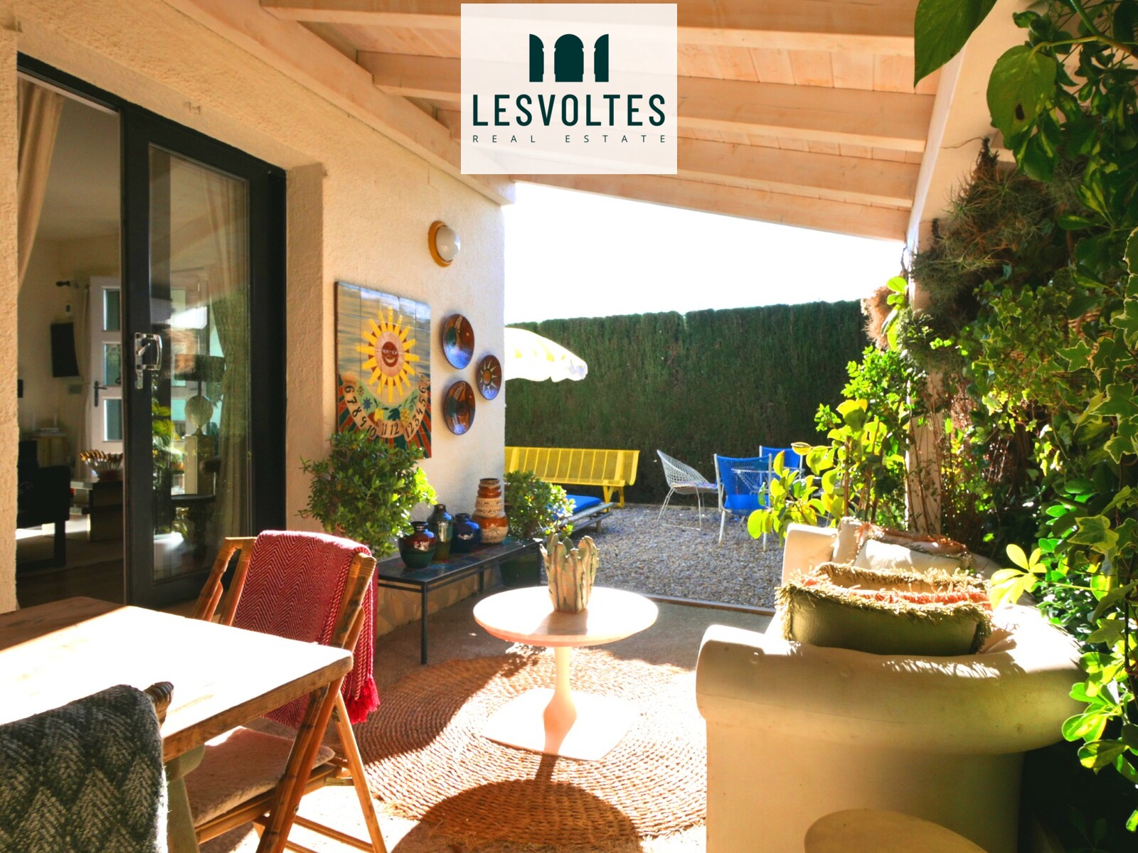 ACOLLIDORA CASA DE PLANTA BAIXA A TRES VENTS AMB PATI I ZONA COMUNITÀRIA AMB JARDÍ I PISCINA EN VENDA A BELLCAIRE