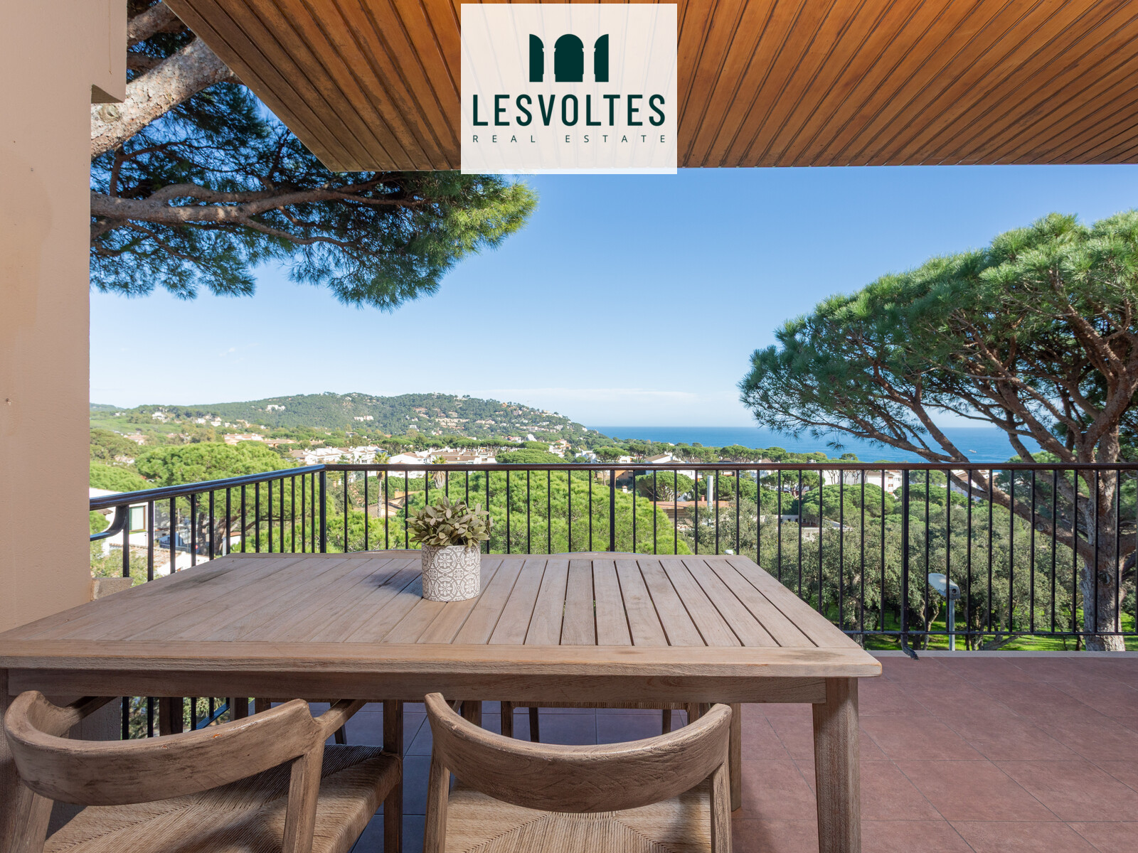 MAGNÍFICO APARTAMENTO COMPLETAMENTE REFORMADO Y CON AGRADABLES VISTAS AL MAR EN VENTA EN CALELLA DE PALAFRUGELL