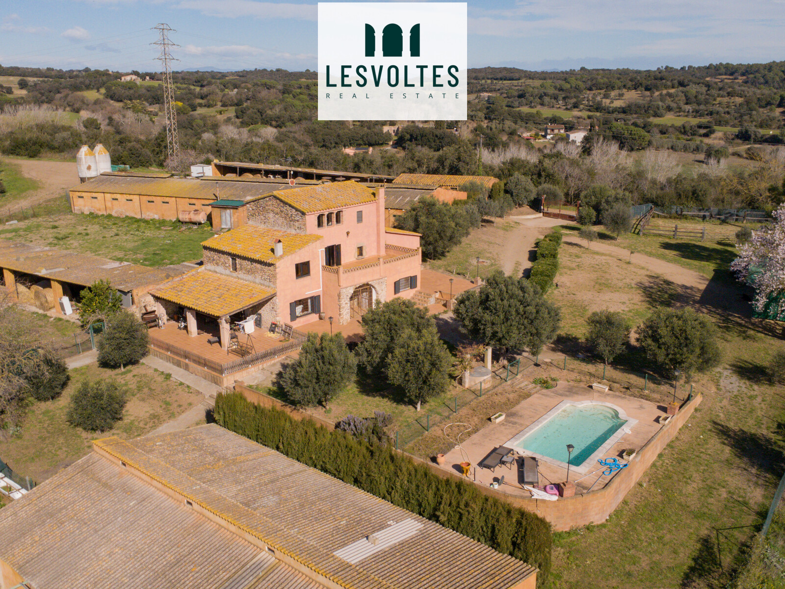 MASIA REFORMADA CON AMPLIO TERRENO, PISCINA Y ANEXOS EN VENTA EN CORÇÀ